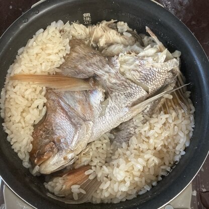 炊飯器が3合炊きだったので米2.5合で分量を参考にさせていただき作りました。鯛を米に押し込んだのでご飯に埋まってしまっていますが、簡単でとても美味しかったです。